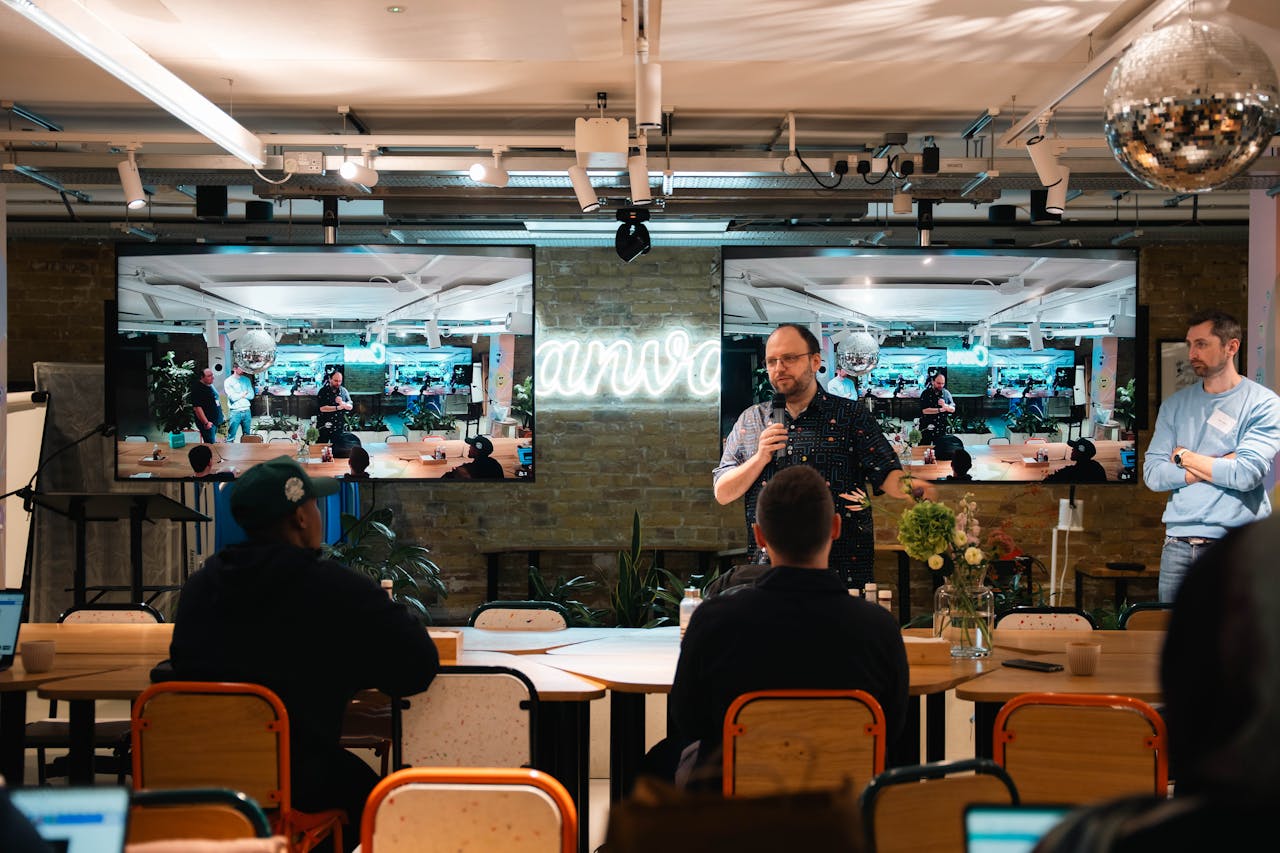 indoor-conference-with-speaker-and-audience-interaction-34086089