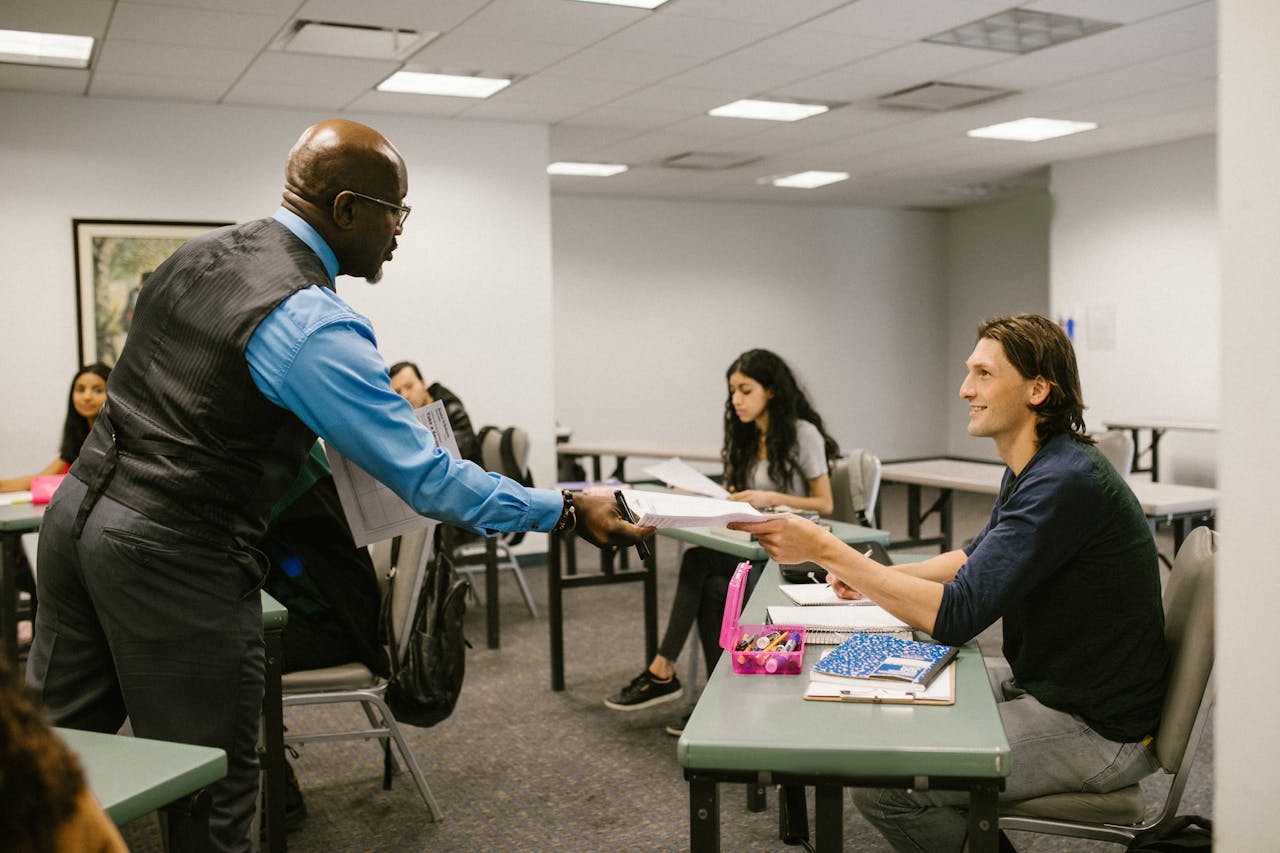ROSARIUM CONSULTING A teacher engaging with students in a university classroom, promoting active learning.